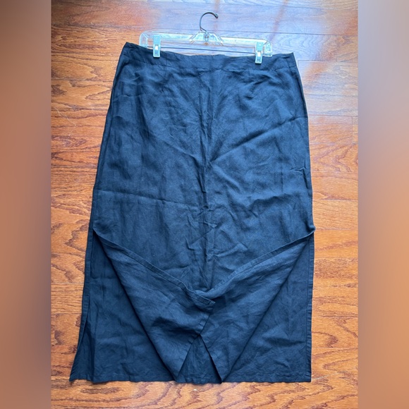 Elegant Black Women's Skirt - Picture 2 of 4